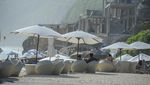 Pantai Melasti Bali Kembali Ramai Wisatawan Usai Mati Suri