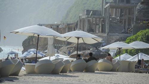 Terlihat suasana Pantai Melasti Ungasan di padati wisatawan lokal dan Internasional, Denpasar, Bali,
21 Februari 2022. Pemerintah telah membuka kunjungan wisatawan mancanegara (wisman) ke Indonesia melalui dua pintu masuk, yaitu Bali dan Kepulauan Riau, Dalam hal asuransi kesehatan, contohnya, berdasarkan kesepakatan kementerian dan lembaga terkait,
maka WNA (warga negara asing) diminta memiliki asuransi kesehatan, mempertimbangkan risiko yang ada.