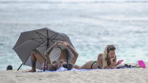 Terlihat suasana Pantai Melasti Ungasan di padati wisatawan lokal dan Internasional, Denpasar, Bali,
21 Februari 2022. Pemerintah telah membuka kunjungan wisatawan mancanegara (wisman) ke Indonesia melalui dua pintu masuk, yaitu Bali dan Kepulauan Riau, Dalam hal asuransi kesehatan, contohnya, berdasarkan kesepakatan kementerian dan lembaga terkait,
maka WNA (warga negara asing) diminta memiliki asuransi kesehatan, mempertimbangkan risiko yang ada.