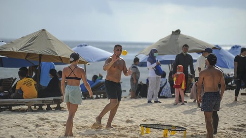 Terlihat suasana Pantai Melasti Ungasan di padati wisatawan lokal dan Internasional, Denpasar, Bali,
21 Februari 2022. Pemerintah telah membuka kunjungan wisatawan mancanegara (wisman) ke Indonesia melalui dua pintu masuk, yaitu Bali dan Kepulauan Riau, Dalam hal asuransi kesehatan, contohnya, berdasarkan kesepakatan kementerian dan lembaga terkait,
maka WNA (warga negara asing) diminta memiliki asuransi kesehatan, mempertimbangkan risiko yang ada.