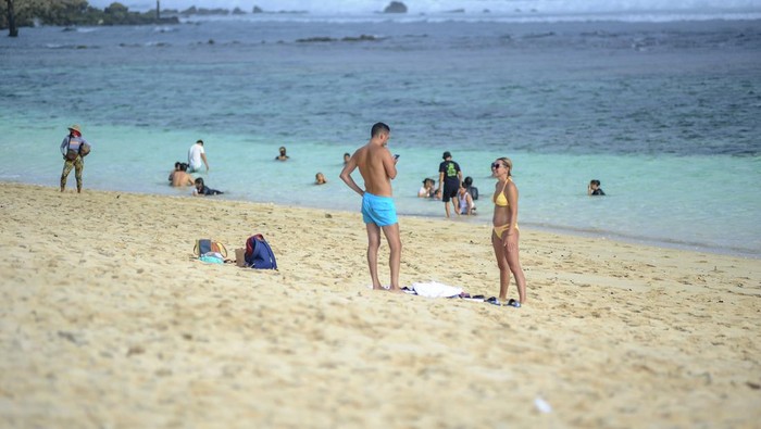 Terlihat suasana Pantai Melasti Ungasan di padati wisatawan lokal dan Internasional, Denpasar, Bali,
21 Februari 2022. Pemerintah telah membuka kunjungan wisatawan mancanegara (wisman) ke Indonesia melalui dua pintu masuk, yaitu Bali dan Kepulauan Riau, Dalam hal asuransi kesehatan, contohnya, berdasarkan kesepakatan kementerian dan lembaga terkait,
maka WNA (warga negara asing) diminta memiliki asuransi kesehatan, mempertimbangkan risiko yang ada.