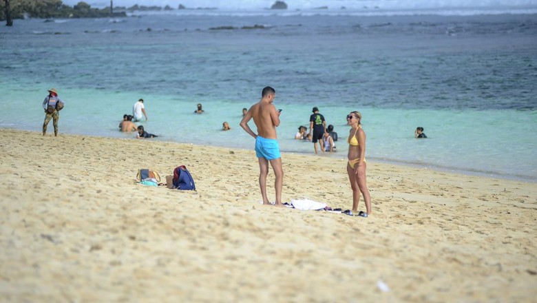 Pantai Melasti Bali Kembali Ramai Wisatawan Usai Mati Suri Terlihat suasana Pantai Melasti Ungasan di padati wisatawan lokal dan Internasional, Denpasar, Bali,
21 Februari 2022. Pemerintah telah membuka kunjungan wisatawan mancanegara (wisman) ke Indonesia melalui dua pintu masuk, yaitu Bali dan Kepulauan Riau, Dalam hal asuransi kesehatan, contohnya, berdasarkan kesepakatan kementerian dan lembaga terkait,
maka WNA (warga negara asing) diminta memiliki asuransi kesehatan, mempertimbangkan risiko yang ada.