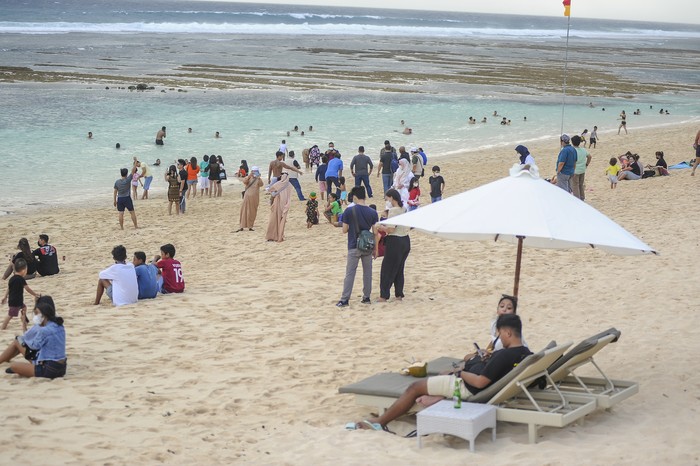 Terlihat suasana Pantai Melasti Ungasan di padati wisatawan lokal dan Internasional, Denpasar, Bali,
21 Februari 2022. Pemerintah telah membuka kunjungan wisatawan mancanegara (wisman) ke Indonesia melalui dua pintu masuk, yaitu Bali dan Kepulauan Riau, Dalam hal asuransi kesehatan, contohnya, berdasarkan kesepakatan kementerian dan lembaga terkait,
maka WNA (warga negara asing) diminta memiliki asuransi kesehatan, mempertimbangkan risiko yang ada.