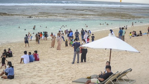 Terlihat suasana Pantai Melasti Ungasan di padati wisatawan lokal dan Internasional, Denpasar, Bali,21 Februari 2022. Pemerintah telah membuka kunjungan wisatawan mancanegara (wisman) ke Indonesia melalui dua pintu masuk, yaitu Bali dan Kepulauan Riau, Dalam hal asuransi kesehatan, contohnya, berdasarkan kesepakatan kementerian dan lembaga terkait,maka WNA (warga negara asing) diminta memiliki asuransi kesehatan, mempertimbangkan risiko yang ada.