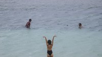 Sebelumnya Pemerintah juga telah membuka aturan dan kunjungan wisatawan mancanegara (wisman) ke Indonesia melalui dua pintu masuk, yaitu Bali dan Kepulauan Riau dengan berbagai prosedur ketat.
