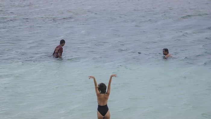 Pantai Melasti Bali Kembali Ramai Wisatawan Usai Mati Suri Terlihat suasana Pantai Melasti Ungasan di padati wisatawan lokal dan Internasional, Denpasar, Bali,
21 Februari 2022. Pemerintah telah membuka kunjungan wisatawan mancanegara (wisman) ke Indonesia melalui dua pintu masuk, yaitu Bali dan Kepulauan Riau, Dalam hal asuransi kesehatan, contohnya, berdasarkan kesepakatan kementerian dan lembaga terkait,
maka WNA (warga negara asing) diminta memiliki asuransi kesehatan, mempertimbangkan risiko yang ada.