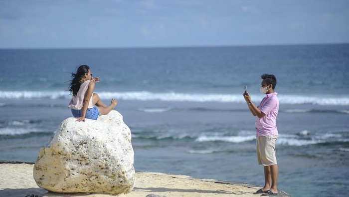 Terlihat suasana Pantai Melasti Ungasan di padati wisatawan lokal dan Internasional, Denpasar, Bali,
21 Februari 2022. Pemerintah telah membuka kunjungan wisatawan mancanegara (wisman) ke Indonesia melalui dua pintu masuk, yaitu Bali dan Kepulauan Riau, Dalam hal asuransi kesehatan, contohnya, berdasarkan kesepakatan kementerian dan lembaga terkait,
maka WNA (warga negara asing) diminta memiliki asuransi kesehatan, mempertimbangkan risiko yang ada.