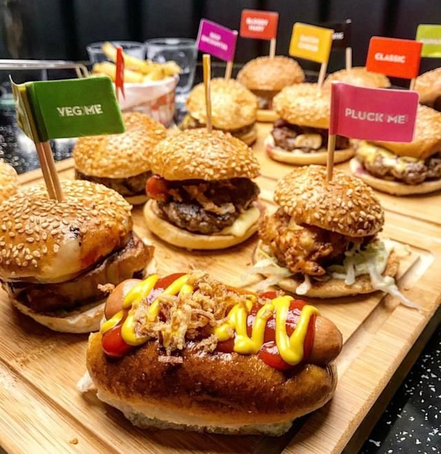 Pasangan Ini Kabur Setelah Makan 12 Burger