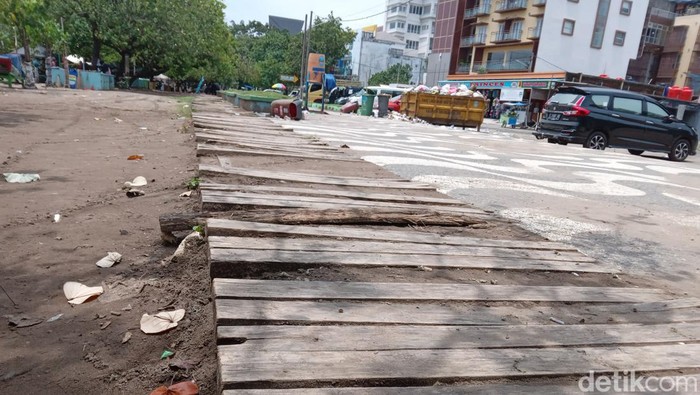 Pedestrian objek wisata Pantai Pangandaran.