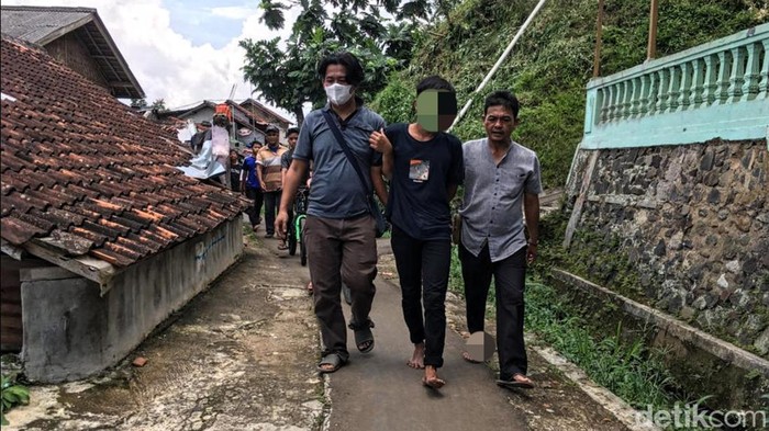 Pelaku pencurian di siang hari tengah digiring ke kantor polisi di Cibadak, Kabupaten Sukabumi