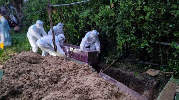 Pemakaman dengan protokol COVID-19 di Bone, Sulsel