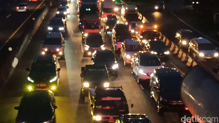 Penampakan antrean kendaraan di KM 125 imbas unjuk rasa sopir truk