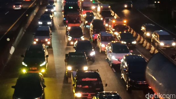 Penampakan antrean kendaraan di KM 125 imbas unjuk rasa sopir truk