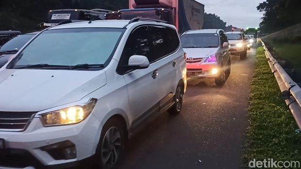 Penampakan antrean kendaraan di KM 125 imbas unjuk rasa sopir truk