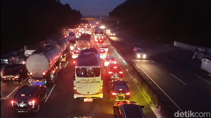 Penampakan antrean kendaraan di KM 125 imbas unjuk rasa sopir truk