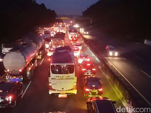 Detik-detik Sopir Truk Blokade Tol Padaleunyi Gegara Protes ODOL