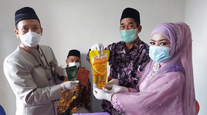 Pengantin di Ponorogo beri mahar minyak goreng