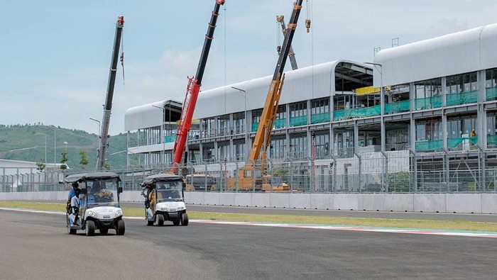 Pengaspalan ulang Sirkuit Mandalika sepanjang 1,25 kilometer ditargetkan akan selesai satu seminggu sebelum perhelatan MotoGP dimulai.