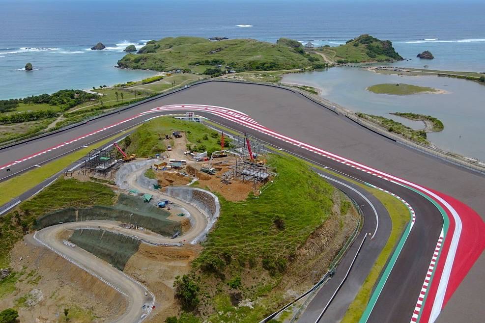 Pengaspalan ulang Sirkuit Mandalika sepanjang 1,25 kilometer ditargetkan akan selesai satu seminggu sebelum perhelatan MotoGP dimulai.