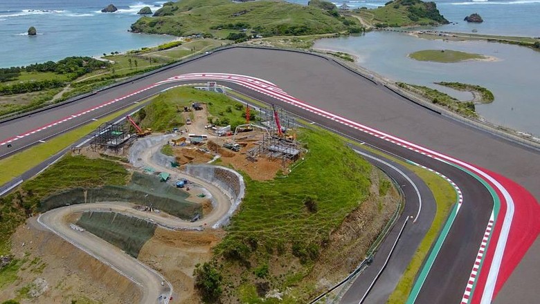 Pengaspalan ulang Sirkuit Mandalika sepanjang 1,25 kilometer ditargetkan akan selesai satu seminggu sebelum perhelatan MotoGP dimulai.