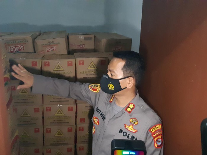 Penggerebekan sebuah rumah yang timbun minyak goreng di Serang
