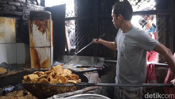 Perajin oleh-oleh di Bandung.