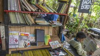 Perpustakaan ini dibangun untuk memberi ruang bagi anak-anak dan warga dalam mencari bahan bacaan serta mendorong minat membaca.   