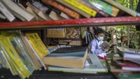 Buku-buku yang terdapat di Bale Buku Meleduk 75 merupakan sumbangan dari Suku Dinas Perpustakaan dan Kearsipan Jakarta Timur. Selain itu juga berasal dari donasi berbagai penggiat literasi.  