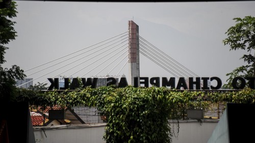 Jembatan Layang Pasupati terlihat dari Jalan Cihampelas, Bandung, Jawa Barat, Selasa (22/2/2022). Pemerintah Provinsi Jawa Barat mengganti nama Jembatan Layang Pasupati menjadi Jalan Prof Dr Mochtar Kusumaatmadja yang merupakan tokoh penggagas wawasan nusantara. ANTARA FOTO/Raisan Al Farisi/foc.