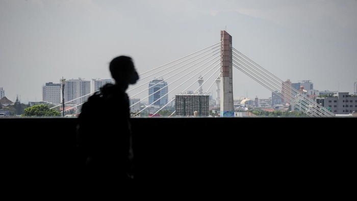Jembatan Layang Pasupati terlihat dari Jalan Cihampelas, Bandung, Jawa Barat, Selasa (22/2/2022). Pemerintah Provinsi Jawa Barat mengganti nama Jembatan Layang Pasupati menjadi Jalan Prof Dr Mochtar Kusumaatmadja yang merupakan tokoh penggagas wawasan nusantara. ANTARA FOTO/Raisan Al Farisi/foc.