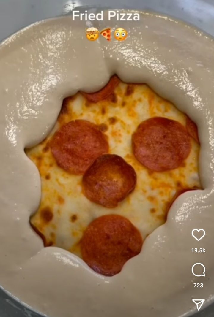 Pizza Goreng Dibalut Tepung yang Bikin Netizen Heran