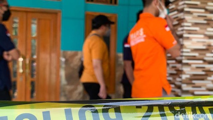 Polisi menyelidiki penyebab kebakaran ponpes di Karawang.