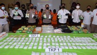 Polisi menunjukkan barang bukti dan tersangka kasus narkotika saat konferensi pers di Polresta Denpasar, Bali, Selasa (22/2/2022).