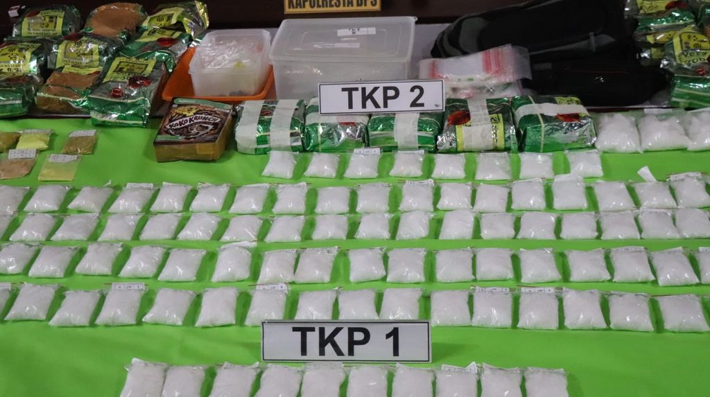 Polresta Denpasar menangkap 2 pria pengedar narkoba dengan barang bukti 18 kilogram sabu dan 984 butir ekstasi. (dok Istimewa)