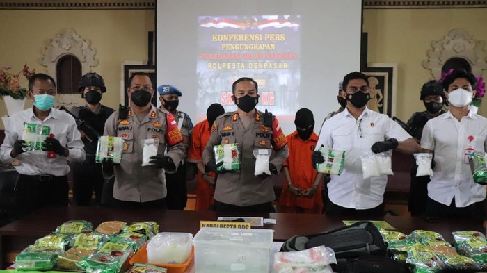 Polresta Denpasar menangkap 2 pria pengedar narkoba dengan barang bukti 18 kilogram sabu dan 984 butir ekstasi. (dok Istimewa)