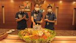 Potong Tumpeng di Perayaan HUT ke-65 BCA