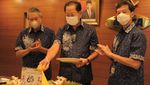 Potong Tumpeng di Perayaan HUT ke-65 BCA