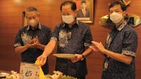 Mengukir 65 tahun perjalanan berharga, BCA senantiasa menghadirkan inovasi layanan serta produk terbaik bagi seluruh nasabah setia di penjuru Tanah Air. Tahun ini, BCA genap berusia 65 tahun dan sejalan dengan usia tersebut BCA akan senantiasa konsisten memberikan kenyamanan dan keamanan kepada nasabah menjadi lebih baik demi mewujudkan ekosistem layanan keuangan yang holistic, online dan offline.
