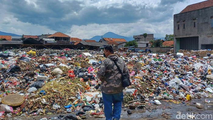 Penumpukan sampah di Tempat Pembuangan Sampah (TPS) Pasar Banjaran masih terjadi. Padahal sebelumnya Wakil Bupati Bandung Sahrul Gunawan telah meninjau dan berjanji akan mengatasi permasalahan sampah di Pasar tersebut.