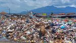 Potret Sampah yang Tetap Menggunung di TPS Pasar Banjaran