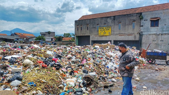 Penumpukan sampah di Tempat Pembuangan Sampah (TPS) Pasar Banjaran masih terjadi. Padahal sebelumnya Wakil Bupati Bandung Sahrul Gunawan telah meninjau dan berjanji akan mengatasi permasalahan sampah di Pasar tersebut.