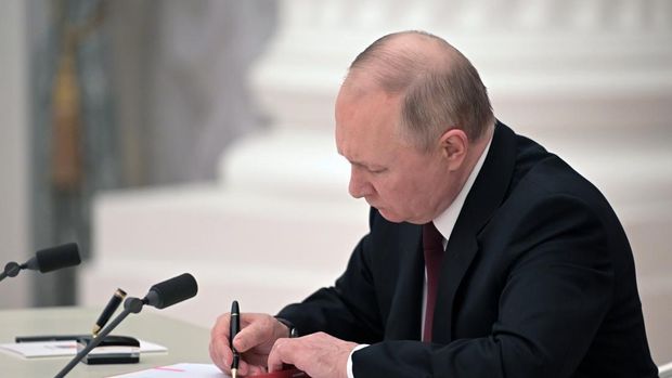 Presiden Rusia Vladimir Putin berbicara selama pertemuan Dewan Keamanan di Kremlin di Moskow, Rusia, Senin, 21 Februari 2022. Putin telah mengumpulkan pejabat tinggi untuk mempertimbangkan mengakui kemerdekaan wilayah separatis di Ukraina timur. (AP/Alexei Nikolsky)et up tensions with the West amid fears that the Kremlin could launch an invasion of Ukraine imminently. (Alexei Nikolsky, Sputnik, Kremlin Pool Photo via AP)
