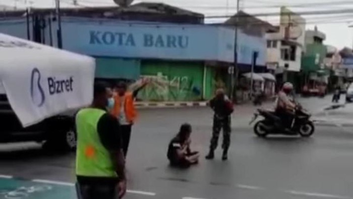 Video pria gondrong yang duduk semedi di simpang Paza Klaten viral di medsos.