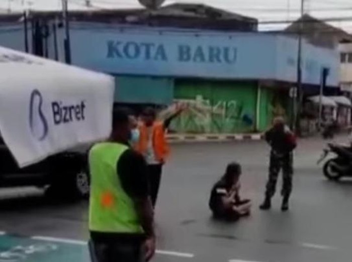 Video pria gondrong yang duduk semedi di simpang Paza Klaten viral di medsos.