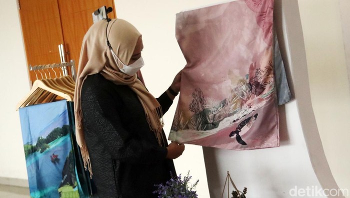 Produk Fesyen Muslim Bandung Ini Siap Gebrak Pasar Internasional Di kala sejumlah perusahaan fesyen di Indonesia terseok-seok karena pandemi COVID-19, Elzatta mampu bertahan. Bahkan perusahaan fesyen muslim ini siap mendunia.