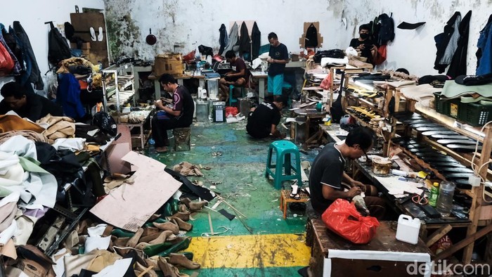 Produksi Sepatu Wanita Mulai Bangkit di Tengah Pandemi Setahun terakhir, produksi sepatu wanita di Depok mulai bangkit di zaman pandemi COVID-19. Berbagai pesanan sepatu sudah berjalan sampai ke luar kota.