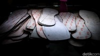 Tumpukan alas sepatu yang siap untuk dipasang.