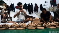 Pemerintah juga memberikan restrukturisasi kredit untuk mengurangi beban para debitur. Kebijakan ini dilakukan sebagai wujud keberpihakan dan dukungan bagi sektor UMKM yang sangat terdampak selama masa pandemi.