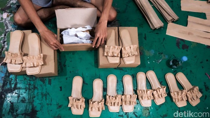 Produksi Sepatu Wanita Mulai Bangkit di Tengah Pandemi Setahun terakhir, produksi sepatu wanita di Depok mulai bangkit di zaman pandemi COVID-19. Berbagai pesanan sepatu sudah berjalan sampai ke luar kota.