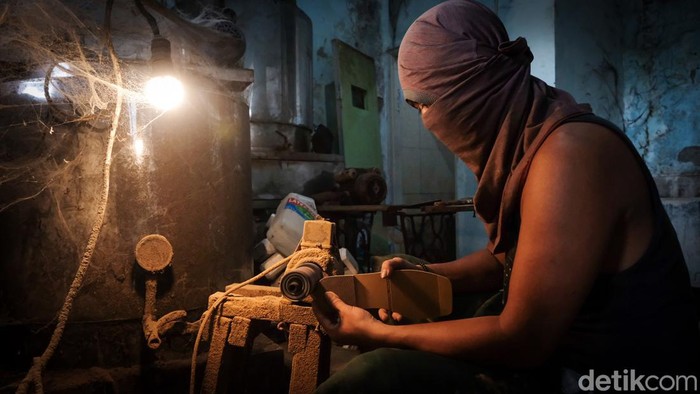 Produksi Sepatu Wanita Mulai Bangkit di Tengah Pandemi Setahun terakhir, produksi sepatu wanita di Depok mulai bangkit di zaman pandemi COVID-19. Berbagai pesanan sepatu sudah berjalan sampai ke luar kota.
